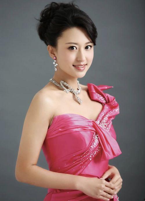 主持人和新娘吃瓜视频,甜蜜互动引网友热议