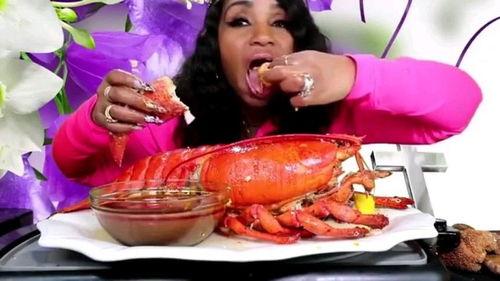 小姐姐吃龙瓜龙虾视频,小姐姐挑战大口吃香辣龙虾