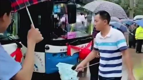 吃瓜有人伸出援助之手视频,吃瓜群众化身守护者