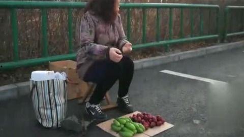 农村吃瓜大妈直播视频在线观看,田间地头欢乐多